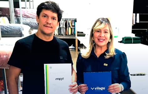 Entrega de certificado de registro de marca pela VILAGE Marcas e Patentes à empresa MRT.