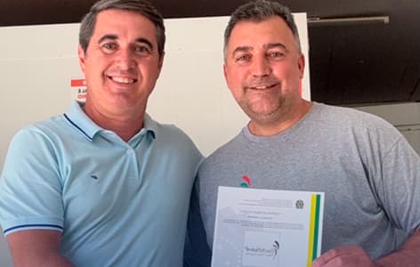 Entrega de certificado de registro de marca pela VILAGE Marcas e Patentes à empresa Gosto Nobre Polpas e Frutas Congeladas