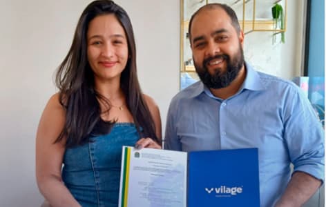 Entrega de certificado de marca para Carolina Oliveira