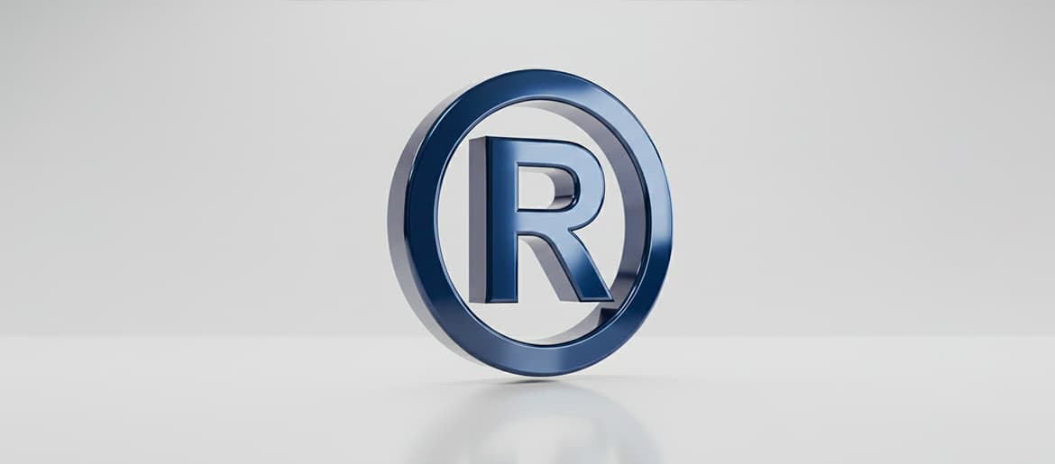 Símbolo de marca registrada em destaque no metal azul, representando a distintividade perante o INPI.