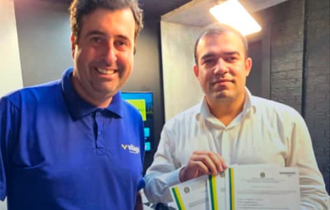 Representantes exibem certificado de registro de marca em ambiente corporativo