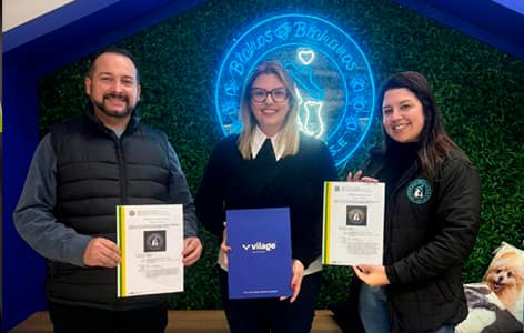 Entrega de certificado de marca Bichos e Bichanos Pet House